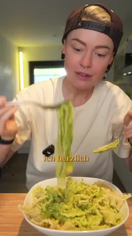 A post by @nicolnic on TikTok caption: Antwort auf @Lischen  Anzeige/eigene Gewürze 🌱❤️  Avocado 🥑 Pasta 😂  🚀life fasta make pasta  #schnelleküche #dargestan #foodtrend #einfacherezepte #avocado #rezept #avocadopasta #pasta 