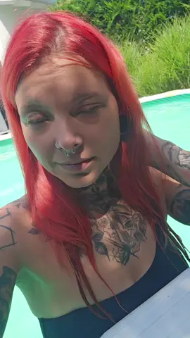 A post by @steff_fanny_dr3 on TikTok caption: #emsteff #teamcrazychaos #farbeunterdiehaut #wirsindnichtnackt #italien 