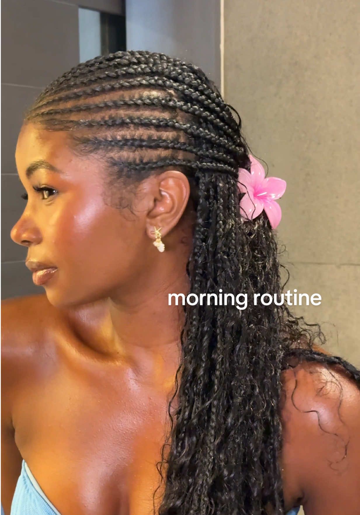 A post by @claaaarke on TikTok caption: my 15 min AM routine for summer 🌞👙🐚