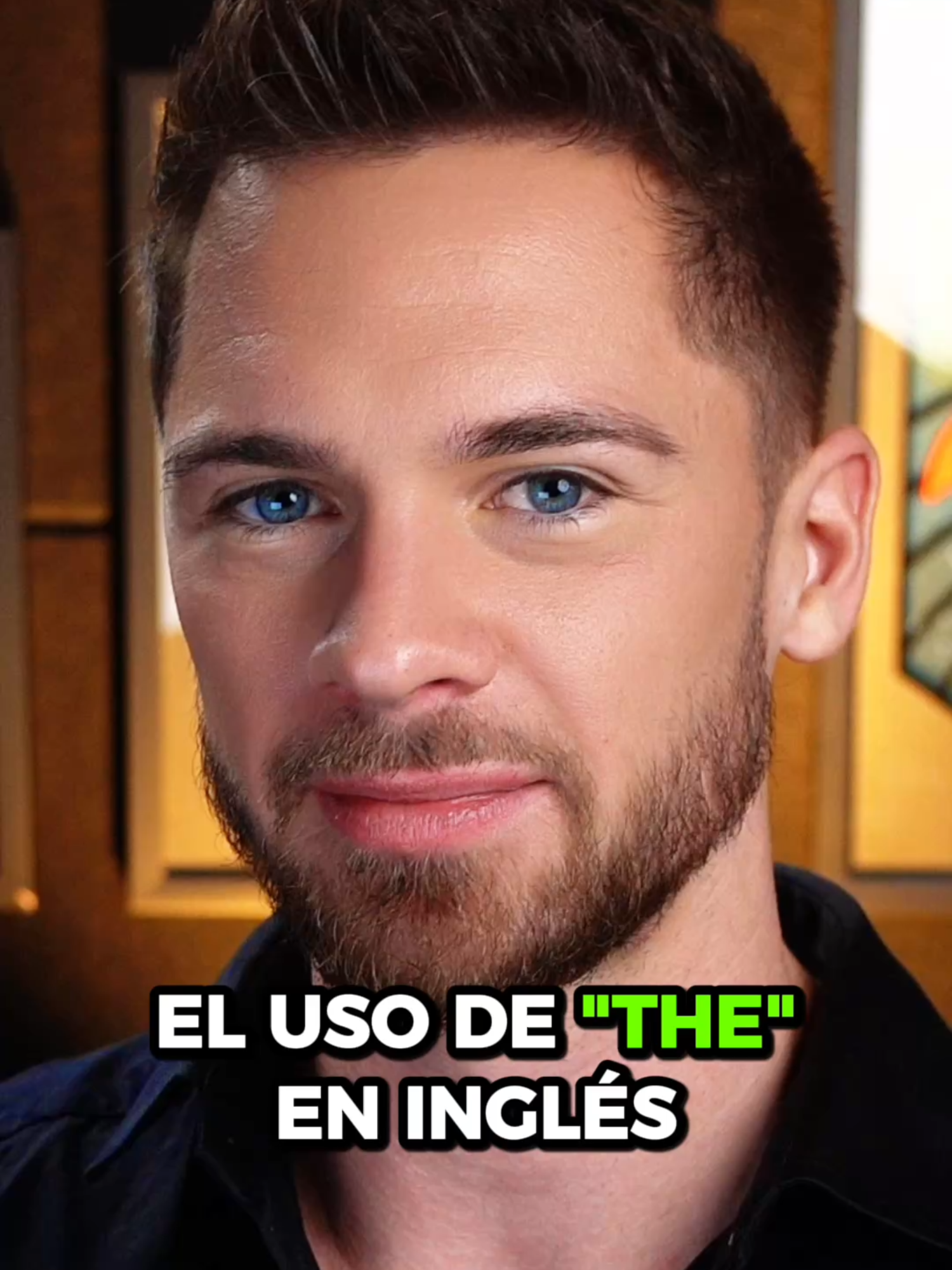 A post by @kaleanders1 on TikTok caption: Cómo pronunciar “THE” en inglés como un nativo (y no sonar raro)⁣ ⁣ ¿Pronuncias “THE” tal como suena en todas las frases? ⁣⁣⁣ ⁣ Eso pasa porque nadie te enseñó la forma correcta de decirlo ni cuando decirlo.⁣ ⁣ Mira esto:⁣ ⁣ 🟩 Si “THE” va antes de una palabra que empieza con sonido de consonante, suena como: "thuh".⁣⁣⁣ 👉🏻 The table (la mesa)⁣⁣⁣ ⁣ 🟦 Pero si va antes de una palabra con sonido vocal, suena como: "thee"⁣⁣⁣ 👉🏻 The apple (la manzana)⁣⁣⁣ ⁣ Y aquí un truco:⁣ ⁣ Escucha más frases en contexto y tu oído va a empezar a entender sin forzar.⁣⁣⁣⁣ ⁣ Dime la verdad, ¿tú también estabas pronunciándolo mal? ⁣⁣⁣ ⁣ Te leo. 👇🏻⁣⁣⁣⁣ #vocabulary #ingles #aprendeingles #cursodeingles #inglesonline #clasesdeingles #kaleanders