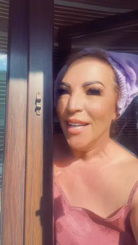 A post by @jeninicolauoficial on TikTok caption: Vecinul la parlament și vecina cu șoferul😂😂😂