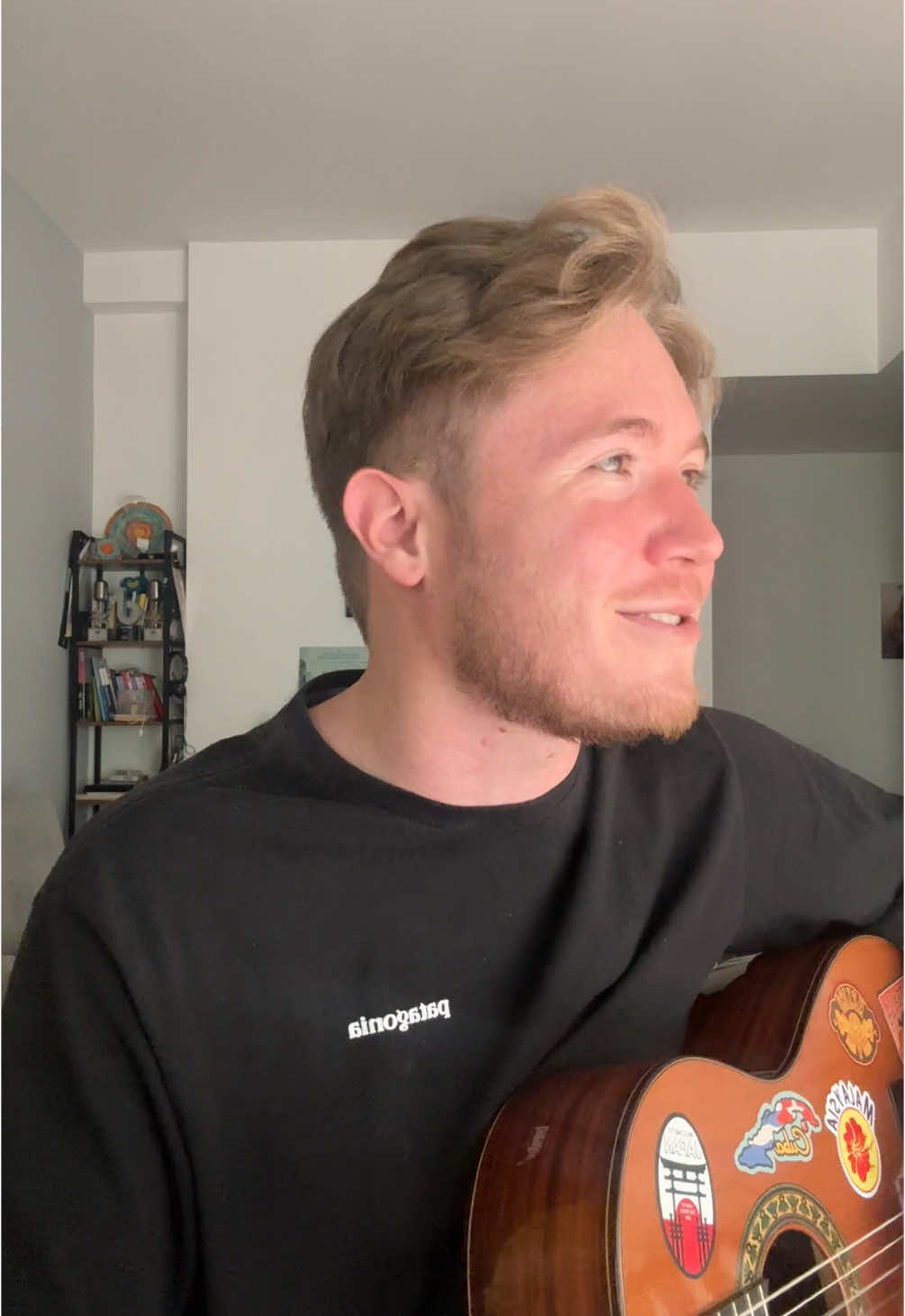 A post by @michiamanoalfa on TikTok caption: Siamo primi in classifica e vorrei cantarvela ma i vicini stanno facendo i lavori in casa 