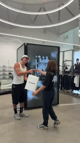 A post by @lucasdrag on TikTok caption: ALERT ⚠️ Tu peux gagner une paire de XT-6 camo et un T-shirt tous les jours à la boutique @Salomon des Champs-Élysées c’est gratuit alors ça coûte quoi d’essayer ? Publicité * 