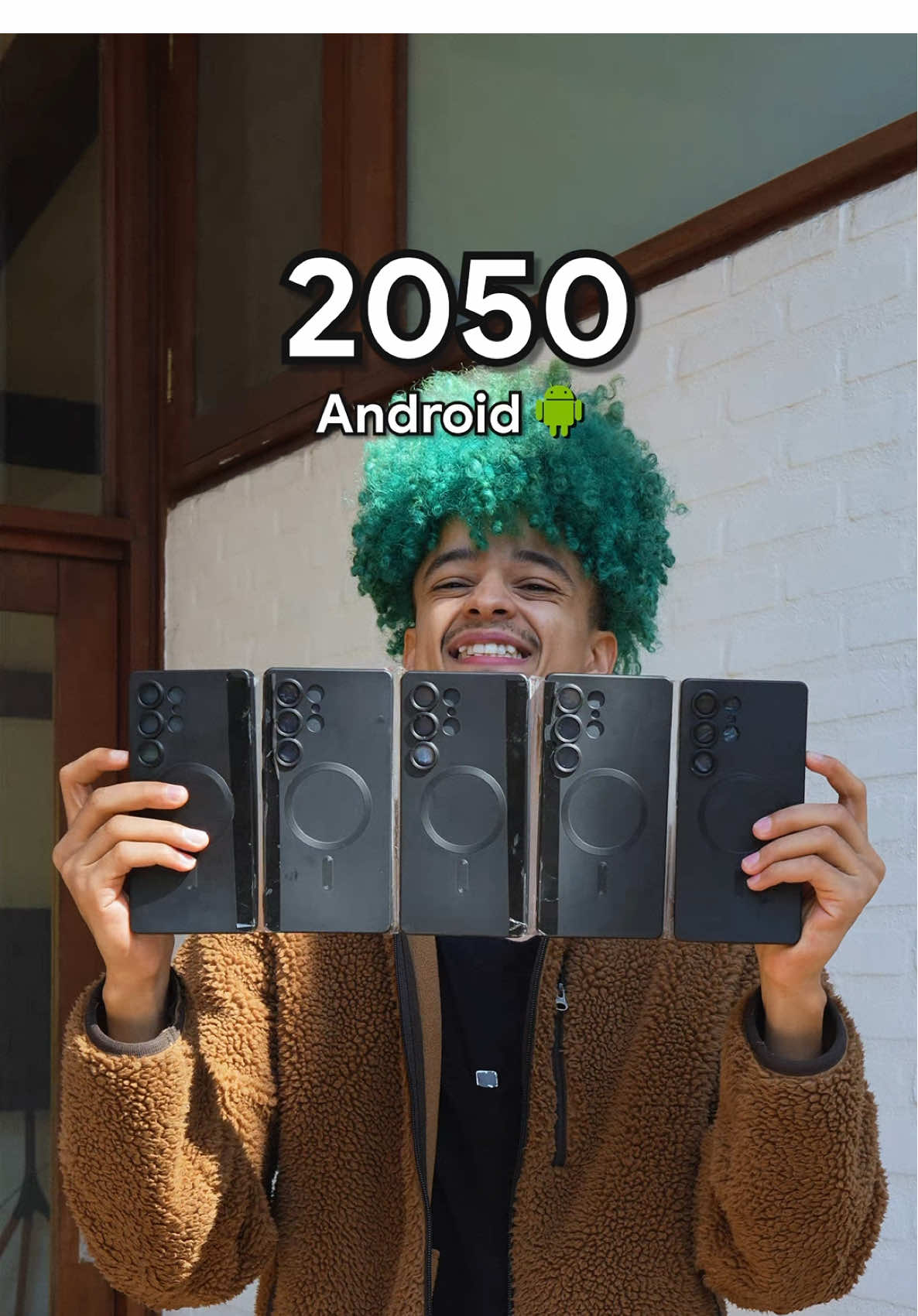 A post by @jooj on TikTok caption: Fotos em 2050 🤳🏞️ #irmaosnatu 