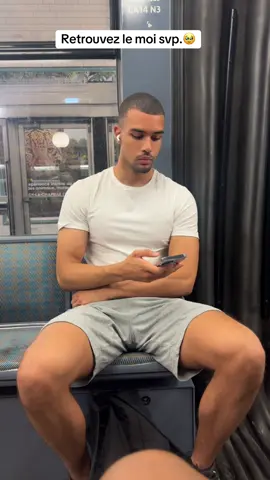 A post by @rosine0fficiel on TikTok caption: Métro 4 à Paris entre Saint Michel et porte de Clingnancourt