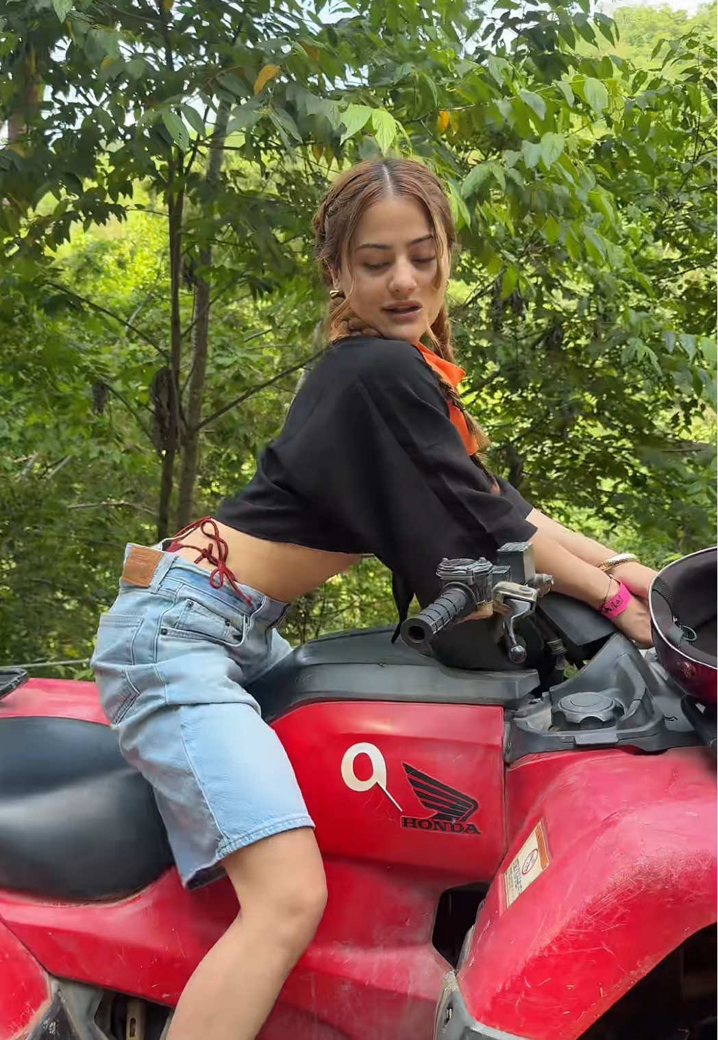 A post by @evelynomadera on TikTok caption: Hot girl summer 😝 #evelynortiz #alexandjessicaa #kimandvinny #marysboutique 