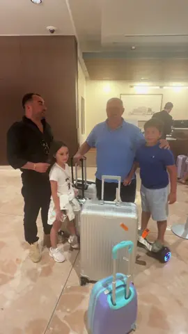 A post by @pescobar.paulnicolau on TikTok caption: @Avram Gal #pescobar #disneyland #natalia #USA 