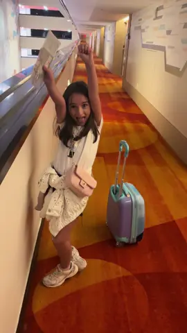 A post by @pescobar.paulnicolau on TikTok caption: #pescobar #natalia #disneyland #USA 