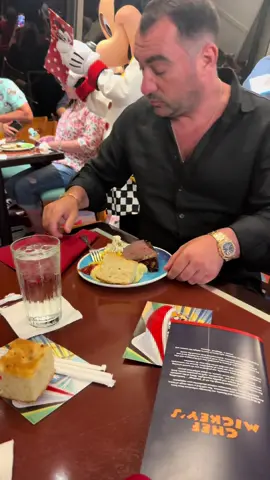 A post by @pescobar.paulnicolau on TikTok caption: @Gal Avram #pescobar #natalia #USA #disneyland 