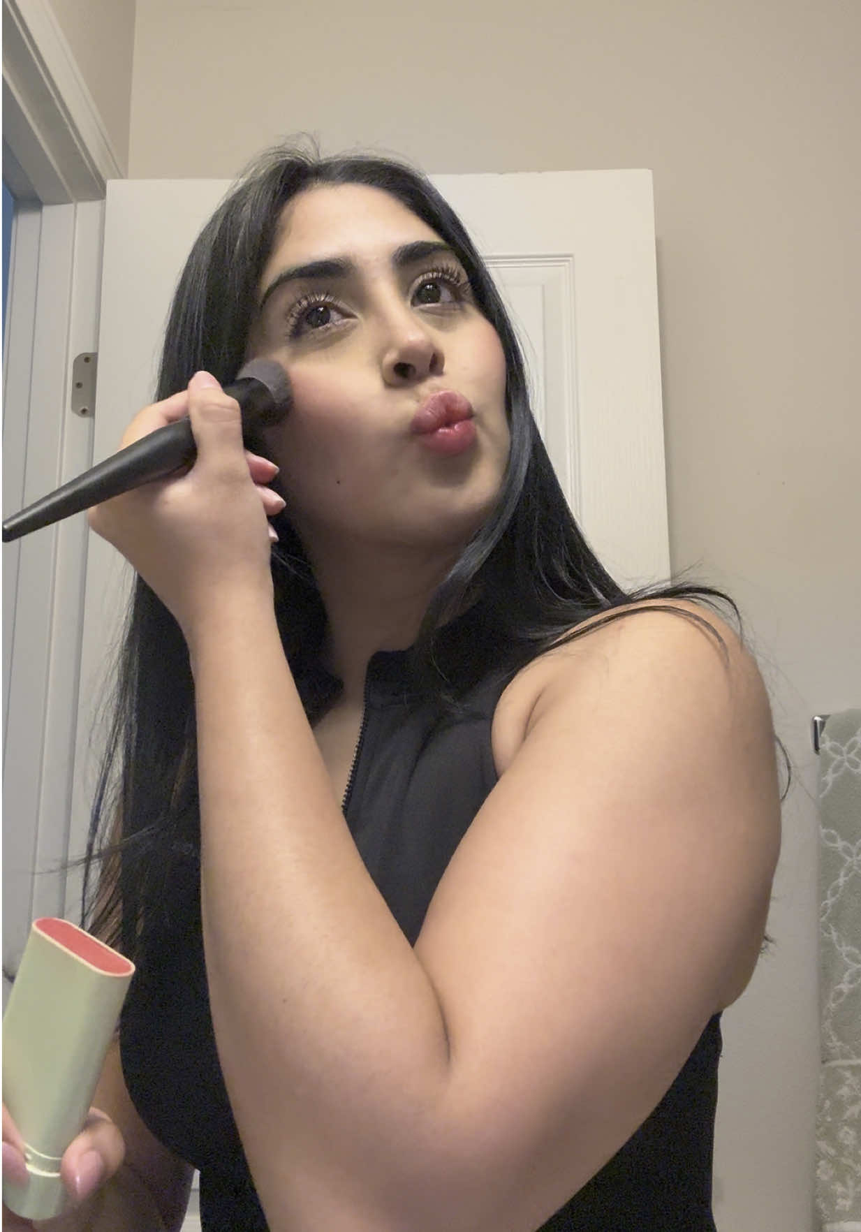 A post by @danyfloresnails on TikTok caption: canciones de chava 🙂‍↕️💋 #grwm 
