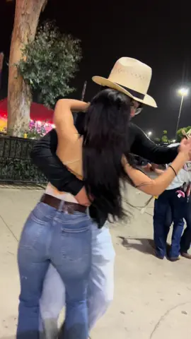 A post by @emmanuelsalazar__ on TikTok caption: 🤩🤩 #fyp #parati #calistyle #baile #mexico @s.castillo333 @siennaa 
