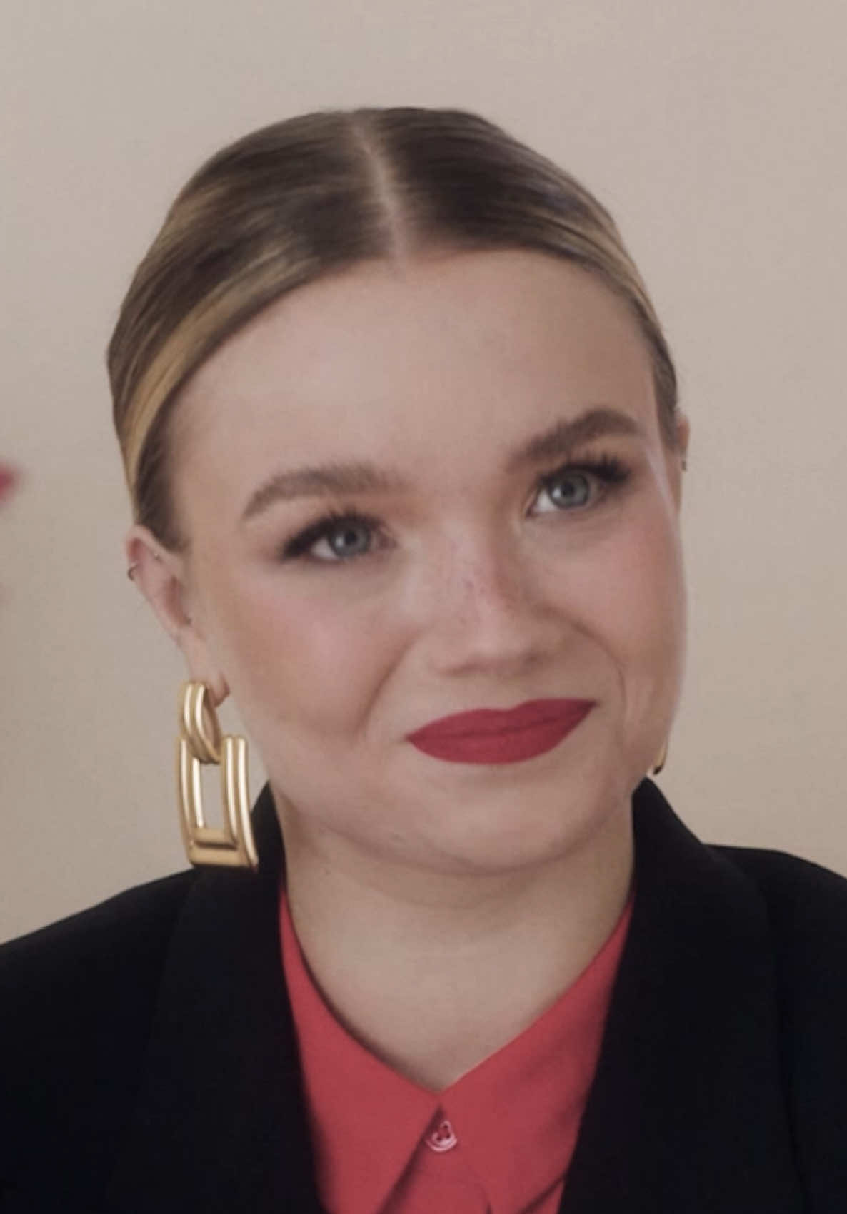 A post by @juliabeautx on TikTok caption: Anzeige | ENDLICH darf ich’s sagen! 🥳 Ihr seid letztes Jahr so ausgerastet, dass ich dieses Jahr wieder ein Deo mit @8x4deutschland rausbringen durfte 😍 Tadaaa: Mein neues Deo „Midnight Aura“ gibt’s ab jetzt exklusiv bei @dm-drogerie markt! Das müsst ihr riechen! 🥹💜