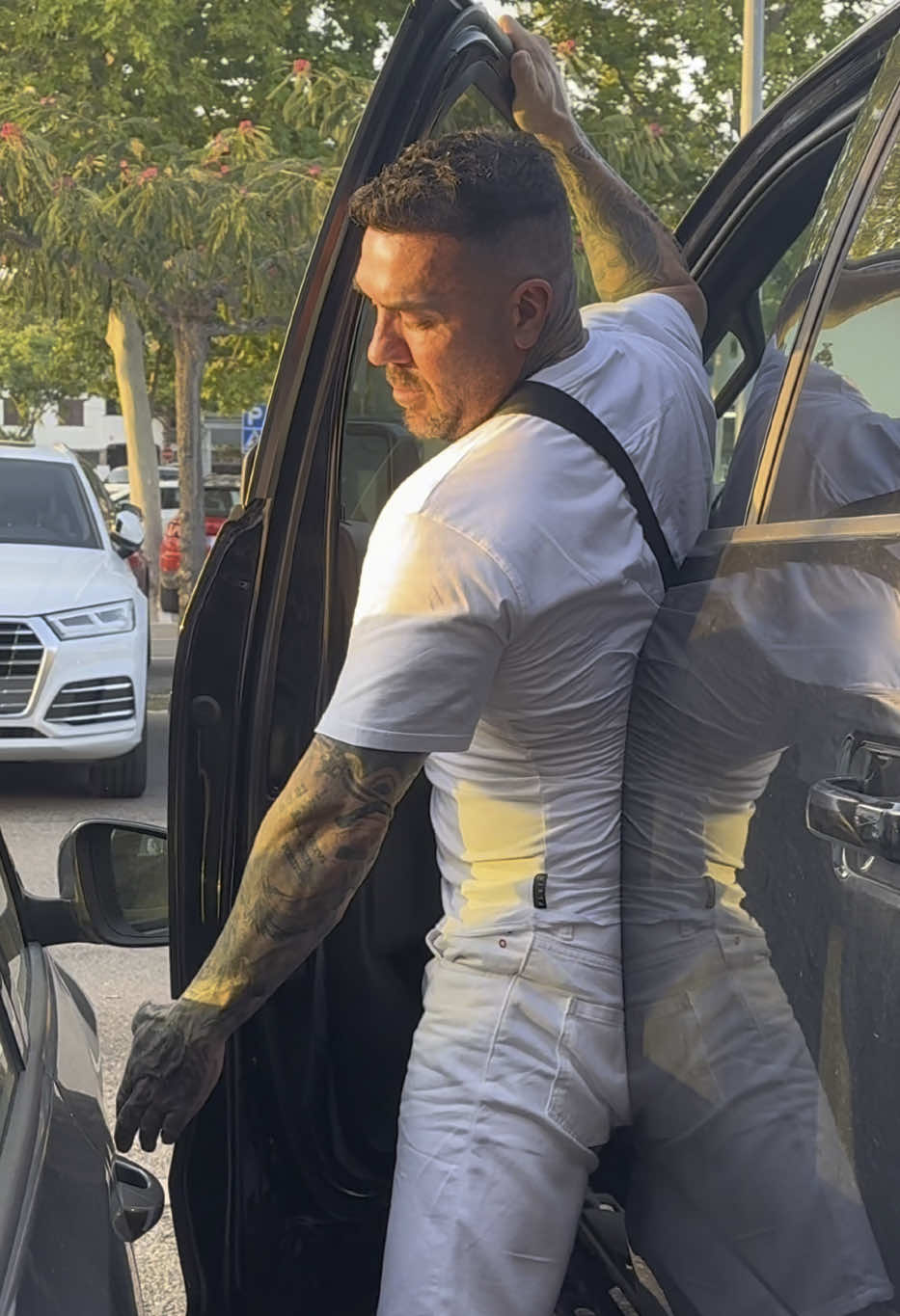 A post by @xavi.caballol on TikTok caption: Esto es lo que pasa cuando la tienes tan grande 🤷🏻‍♂️ #humor #coches #grande #bigboy 