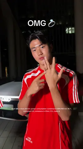 A post by @fcbayern on TikTok caption: OMG 😍💍 #FCBayernWorldSquad #AudiWSTour