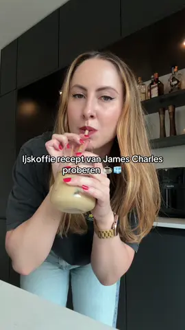 A post by @bokado on TikTok caption: Iced latte van James Charles proberen ✨ Wat doen jullie meestal in je ijskoffie? #icedlatte #jamescharles #recept #tiktokfood 