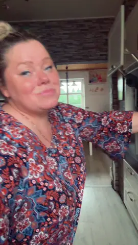 A post by @karina2you on TikTok caption: So drauf gewartet , Manchmal tut es so weh, dass man es kaum in Worte fassen kann. Die Seele schreit leise, das Herz fühlt sich schwer an. Der Schmerz ist da, selbst wenn man still ist. Aber ich habe gemerkt, dass Ablenkung helfen kann. Nicht weil der Schmerz verschwindet, sondern weil sie mir Luft zum Atmen gibt. Ich weiß nicht, wie es wäre, wenn ich mein Lachen verlieren würde. Dieses kleine Stück Hoffnung, das mich irgendwie trägt. Viele von euch wissen, wie sich das anfühlt. Jeder erlebt Trauer anders, aber wir sind nicht allein. Was mir hilft: Mir selbst Pausen erlauben Nicht jeden Tag nur an den Verlust denken Nicht aus Vergessen, sondern um Kraft zu sammeln Wenn die Trauer jeden Tag bestimmt, dann verliert man sich leicht darin Und genau das darf nicht passieren Es wird nicht mehr so wie früher Aber man lernt, damit zu leben Und eines Tages fühlt man wieder Freude Nicht als Ersatz Sondern als Zeichen, dass man weiterlebt. #probierenmitkarina #maskiergang #probiersen #lebenmitverlust