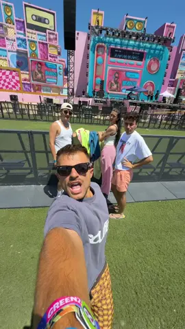 A post by @ibngarcia on TikTok caption: cogiendo sitio para jhayco ya jejejj @raúl otero @Nuriape @Jesus Luque #zevrafestival 