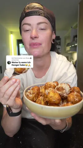 A post by @nicolnic on TikTok caption: Antwort auf @Rewy🗿  hab mich sooo verbrannt 🫣  Anzeige/eigene Gewürze ❤️🌱 @Genussmanufaktur Trier  📋Zutaten: – Drillinge (kleine Kartoffeln) – Öl – Trierer Flieten Gewürz (von der Genussmanufaktur Trier) – Parmesan (optional) Zubereitung: 	1.	Drillinge gründlich waschen, gut abtrocknen und mit etwas Öl einreiben. 	2.	Großzügig mit dem Trierer Flieten Gewürz würzen. 	3.	Die rohen Kartoffeln in den Airfryer geben. 	4.	Bei 180–200 °C etwa 15 Minuten knusprig garen. 	5.	Nach Belieben mit frisch geriebenem Parmesan verfeinern – und genießen! #rezept #dargestan #schnelleküche #kartoffeln #airfryer #airfryerrecipes #recipe #recipesoftiktok #parmesan #flieten 