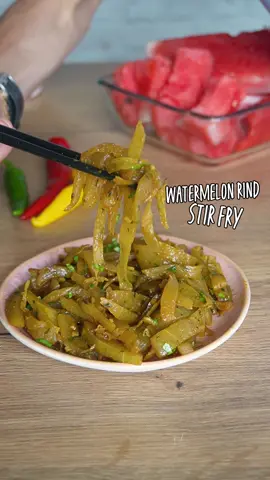 A post by @fitgreenmind on TikTok caption: DON’T THROW AWAY your watermelon rind!🍉 You can use it for so many amazing things like pickles or kimchi OR this delicious stir fry!😋 RECIPE (2 servings, 25min prep time): -the rind of 1/2 watermelon (about 450-500g) Peel it and make sure it’s only the white part, not the green. Slice into thin strips.  -1 Tbsp oil  Fry the rind for 10mins until softened. -a big piece of ginger, chopped  -2 cloves garlic -a handful fresh coriander -1 Tsp cumin -1/2 Tsp ground coriander -1/2 Tsp garam masala Keep stir frying for another 5mins and serve with some rice and tofu or whatever you like.  - WIRF DIE WASSERMELONENSCHALE NICHT WEG!🍉 Du kannst sie für so viele tolle Dinge verwenden – z. B. eingelegt wie Pickles oder Kimchi… oder für dieses schmackofatz stir fry!😋 REZEPT (für 2 Portionen, ca. 25 Min. Zubereitung): – Die Schale von 1/2 Wassermelone (ca. 450–500 g) Schälen, sodass nur das weiße übrig bleibt – das Grüne komplett entfernen. In feine Streifen schneiden. – 1 EL Öl Die Schale für ca. 10 Min. anbraten, bis sie weich wird. – Ein großes Stück Ingwer, gehackt – 2 Knoblauchzehen – Eine Handvoll frischer Koriander – 1 TL Kreuzkümmel – 1/2 TL gemahlener Koriander – 1/2 TL Garam Masala Alles zusammen noch ca. 5 Min. weiterbraten. Dazu passt Reis, Tofu oder einfach das, worauf du Lust hast! 🌱 #easyrecipes #nowaste #quickrecipes #quickcooking #veganfood 