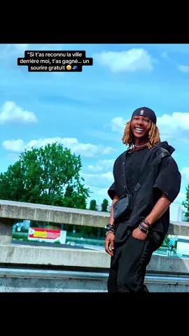 A post by @hakime224lambassadeurr on TikTok caption: “Si t’as reconnu la ville derrière moi, t’as gagné… un sourire gratuit 😄🧢 #AmbianceDeRoi #HakimeStyle” #france🇫🇷 #viraltiktok #Hakime224 