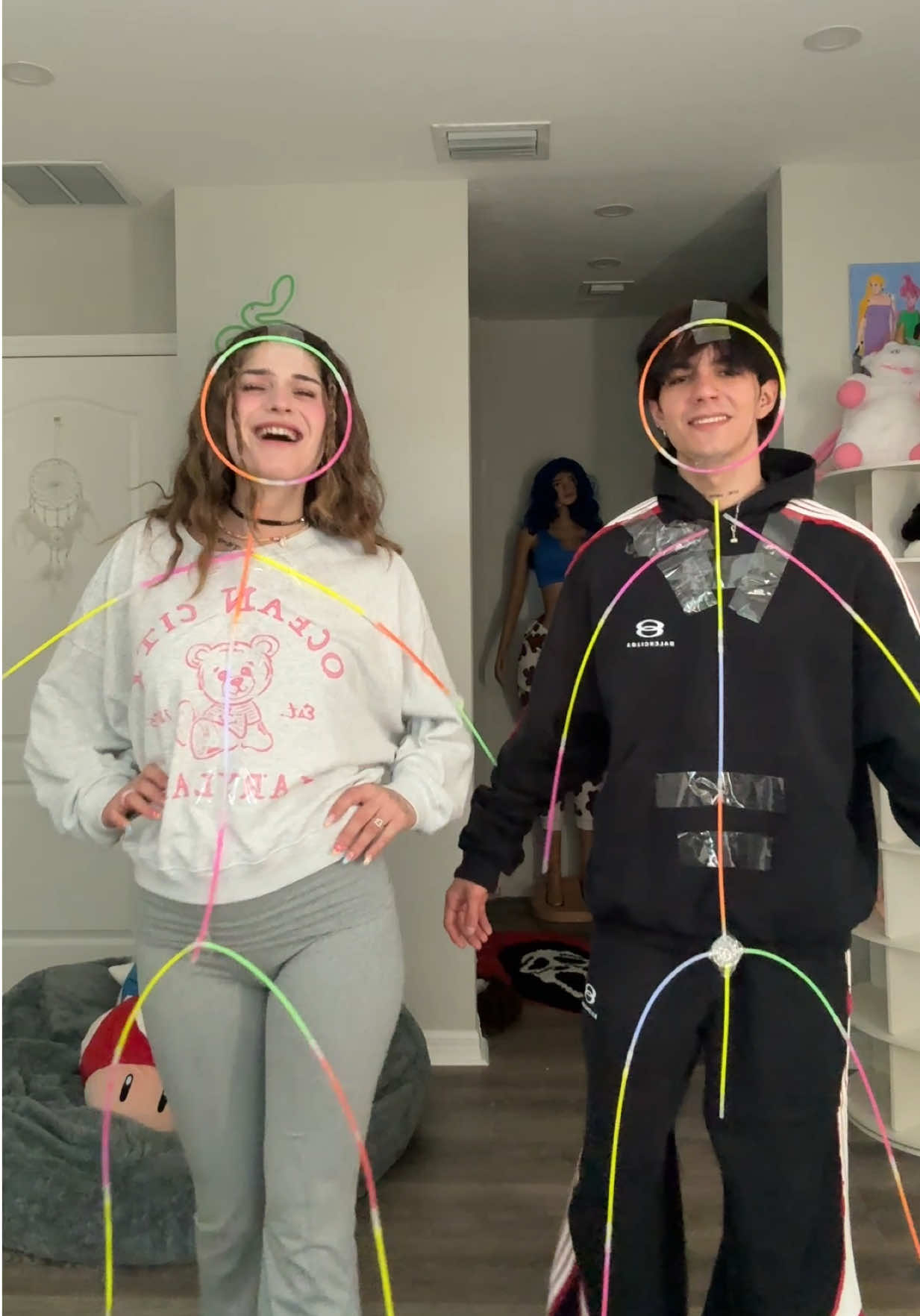 A post by @carlhoos_ on TikTok caption: Le pusimos unos palitos extras al cuerpo 🤣🤣🤣 y quedó así 😭 @Mujerdebuenapasta  #carlosalbertofuentes #carlhoos_ #mujerdebuenapasta 