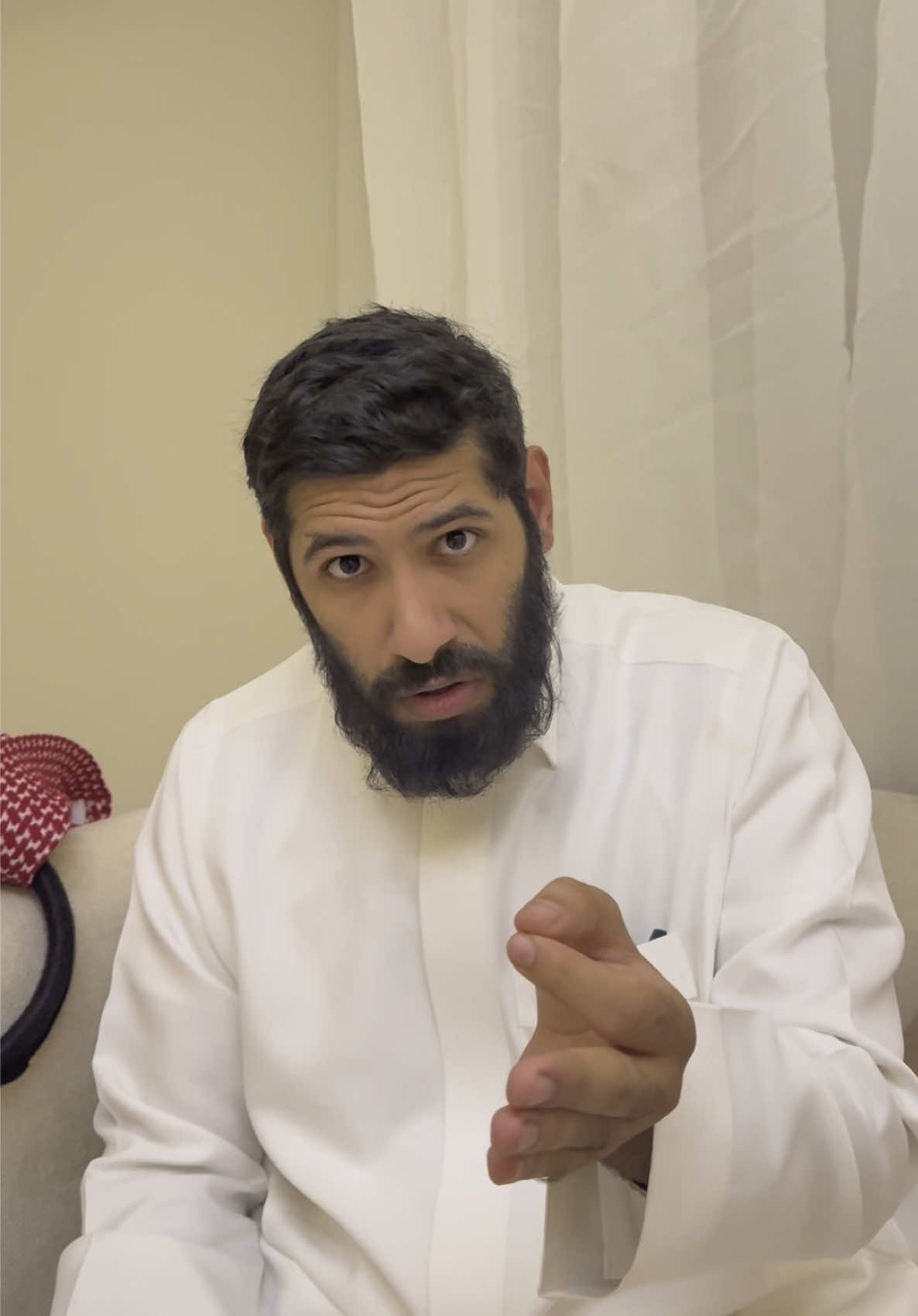 A post by @ii94a on TikTok caption: ولو تبدلت الأدوار وصارت هي على جوالها طلعت فيها مليون عيب #طارق_العمري 