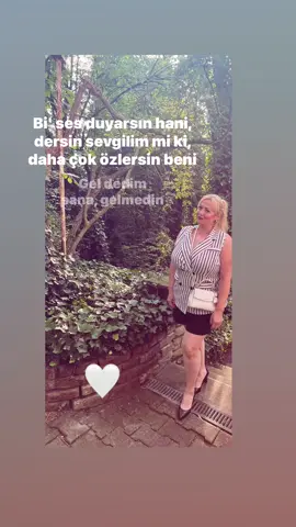 A post by @bilge_tekin100 on TikTok caption: Şarkıya teslimim.👌🏻😇