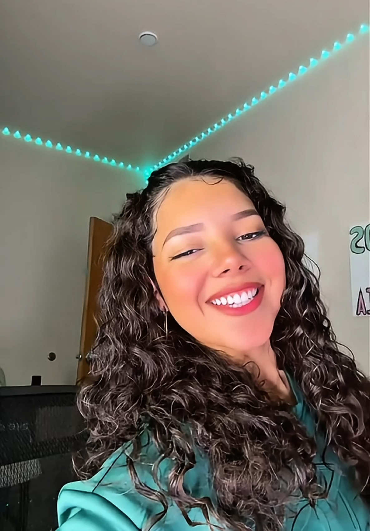 A post by @ on TikTok caption: Invierte en tu sonrisa 🥹🩷