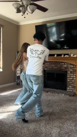 A post by @emmanuelsalazar__ on TikTok caption: CUMBIAS>>>😍🔥 #fypシ #baile #Cumbia #parati @esme.ruby 