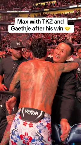 A post by @espnmma on TikTok caption: #UFC #mma #maxholloway #koreanzombie #justingaethje #dustinpoirier 