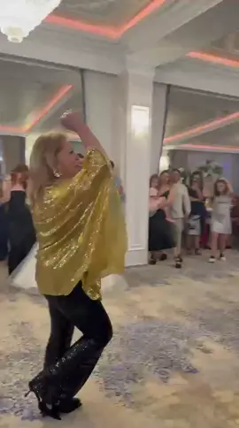 A post by @jeninicolauoficial on TikTok caption: Când vine soacră-mea/ imeni nu mai vorbește/ea e sfârcul,ea e șefa,ea la toate se pricepe😂😂😂😂
