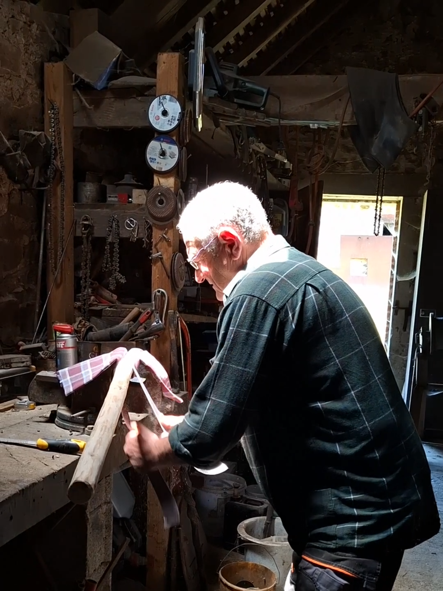 A post by @lesmemoiresdejeanlouis on TikTok caption: Jean-Louis fabrique un manche à pelle