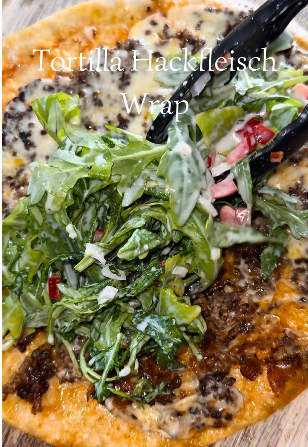 A post by @joeskochwelt on TikTok caption: Hackfleisch Tortilla Wrap 🌯 Zutaten: ✳️250g Hackfleisch ✳️Weizenwraps ✳️1 Zwiebel ✳️1 Paprika ✳️Ruccola ✳️100ml Kochsahne 7% ✳️2 EL Öl ✳️2 EL Essig ✳️Kräuter ✳️Salz, Pfeffer, Zucker #tortilla #wrap #hackfleisch #viral #germany #foodporn #foodblogger #foodphotography #foodpic #foodie #foodblog #fyp #foryoupage #foodtiktok #mittagessen #Abendessen #schnellerezepte #gesunderezepte #lecker #leckerrezepte #mealprep #kochenmitkind #waskocheichheute #familienrezepte #kochideen #kochenmitkind #familienrezepte #foodtok #fürdich #fürdichpage #fürdichseiteシ #fürdichseiteviral