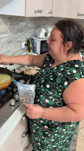 A post by @davidemarianna3 on TikTok caption: Oggi noi cozze e vongole ! Voi?
