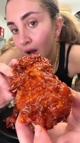A post by @mikasamamito on TikTok caption: 🛒 Zutaten Für die Marinade: 	•.     400 g Hähnchenschulter oder Hähnchenkeule (mit oder ohne Knochen) 	•	500 ml Buttermilch 	•	3 EL Gochujang (koreanische Chilipaste) 	•	2 EL Honig 	•	2 EL Chilisauce (z. B. Sriracha oder Sweet Chili) 	•	ca. 150–200 ml Gurkenwasser (½ Flasche, je nach Intensität) Für die Panade: 	•	Kartoffelstärke 	•	Weizenmehl (Type 405 oder 550) → im Verhältnis 1:1 (z. B. je 100 g) Für das Frittieren: 	•	Neutrales Öl (z. B. Sonnenblumenöl, Rapsöl) 	•	Frittier-Thermometer empfohlen Für die Honig-Gochujang-Soße: 	•	1–2 EL Knoblauchöl oder Butter oder ein anderes Fett 	•	1–2 EL Gochujang 	•	1–2 EL Chilisauce 	•	2–3 EL Honig (je nach Geschmack) 	•	Etwas Wasser (zum Verdünnen der Soße) ⸻ 👨‍🍳 Zubereitung 1. Marinieren: 	1.	Hähnchenteile in eine Schüssel geben. 	2.	Buttermilch, Gochujang, Honig, Chilisauce und Gurkenwasser gut verrühren und über das Hähnchen geben. 	3.	Alles gut vermengen und im Kühlschrank marinieren – je länger, desto besser (mindestens 4 Stunden, gern über Nacht oder „bis die Geduld ausgeht“ 😉). ⸻ 2. Panieren: 	1.	In einer Schüssel Kartoffelstärke und Mehl zu gleichen Teilen mischen. 	2.	Die Hähnchenteile direkt aus der Marinade nehmen (nicht abtrocknen) und: 	•	feucht → trocken → feucht → trocken panieren (doppelt panieren für extra Crunch). 	3.	Beiseite legen, während das Öl erhitzt wird. ⸻ 3. Frittieren – Double-Fry-Technik: 	1.	Öl auf 140 °C erhitzen. Hähnchen 7–8 Minuten vorgaren – nicht zu braun werden lassen. 	2.	Herausnehmen, abtropfen lassen und 5 Minuten ruhen lassen. 	3.	Öl auf 180 °C erhitzen. Hähnchen erneut 1–2 Minuten frittieren, bis es goldbraun und knusprig ist. ⸻ 4. Honig-Gochujang-Soße: 	1.	Fett (z. B. Knoblauchöl oder Butter) in einer Pfanne erhitzen. 	2.	Gochujang, Chilisauce und Honig zugeben. 	3.	Mit etwas Wasser auf gewünschte Konsistenz verdünnen. 	4.	Kurz aufkochen lassen, bis die Soße leicht dicklich wird. ⸻ 5. Finalisieren & Servieren: 	•	Die frisch frittierten Hähnchenteile direkt in der heißen Soße schwenken, bis sie schön überzogen sind. 	•	Sofort servieren – am besten mit Kimchi, Reis, Pickles oder einfach pur genießen!