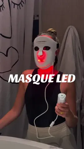 A post by @melanietherapie on TikTok caption: En quoi le masque de luminothérapie est efficace ? La lumière rouge LED pénètre dans la peau et dynamise les cellules des couches les plus profondes où se forme le collagène qui vous donnera un teint plus lumineux et réduit l'apparence des rides et ridules ♡  FONCTIONNEMENT: + utilisation 3 à 5 fois par semaine → programme de 10 minutes → 4 semaines = une peau plus ferme et éclatante -10% avec le code MELANIE 💛 À retrouver chez @currentbody  *produitsofferts #masqueled #led #currentbody #luminotherapie #currentbodyfr #masque #therapymask 