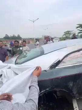 A post by @ikmedianews on TikTok caption: বাংলাদেশের ইতিহাসে ৩০০ফিটে বিলাসবহুল গাড়ি দুর্ঘটনা এই প্রথম