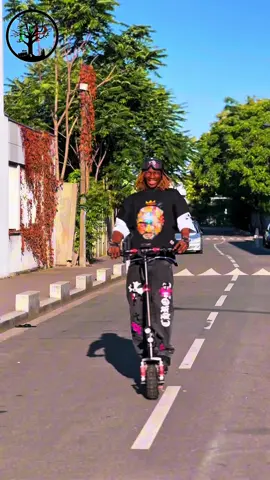 A post by @hakime224lambassadeurr on TikTok caption: “Dans la vie, faut sourire. Et prier pour que chacun trouve sa paix.”#france🇫🇷 #comedia #😂😂😂 #Hakime224 