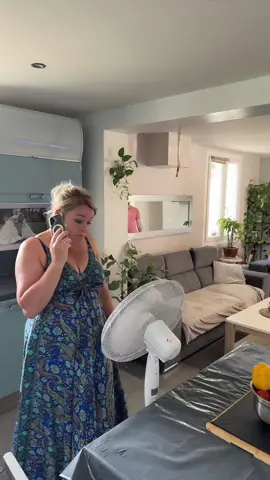 A post by @jeremlaura_ on TikTok caption: Je me demande à quoi elle pense 
