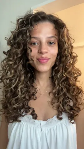 A post by @zarajanice on TikTok caption: Mijn favoriete hair wash routine 🫶🏻🫶🏻 #syoss #youintensified #curlyhairtok | AD