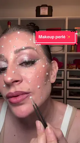 A post by @poopiblh on TikTok caption: Je tente le makeup artistique perlé et c’est beaucoup trop jolie ✨ #makeup #perle #beauty #tendance #maquillage #trends 