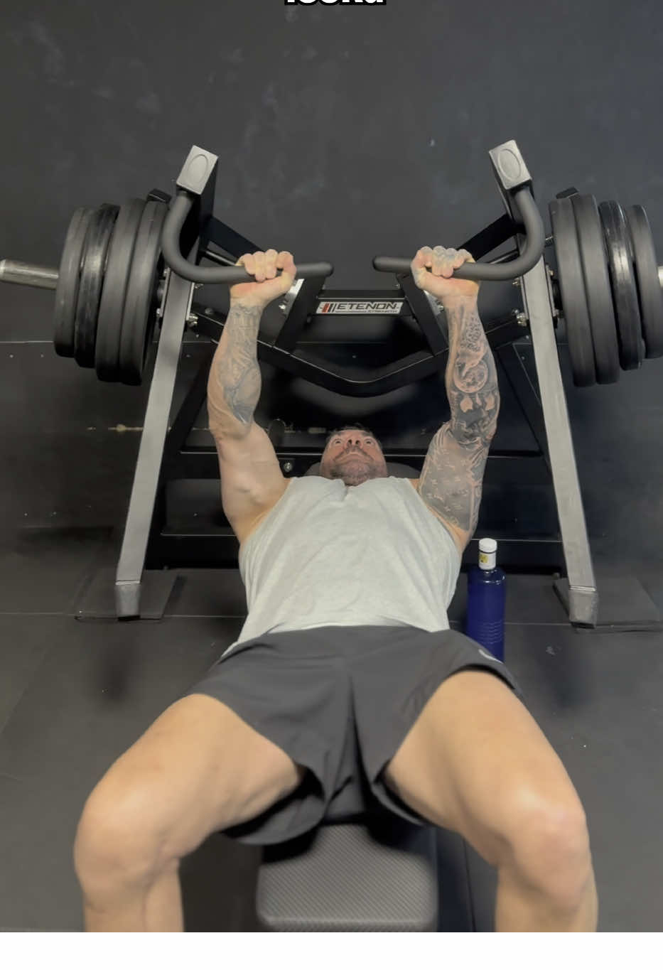 A post by @xavi.caballol on TikTok caption: Solo es un número, pero incrementándolo cada semana crece mi fuerza y esa fuerza es la que me permite volver a andar cada día un poquito mejor 💪🏻 #gym #fitness #superacion #motivacion #press #fuerza