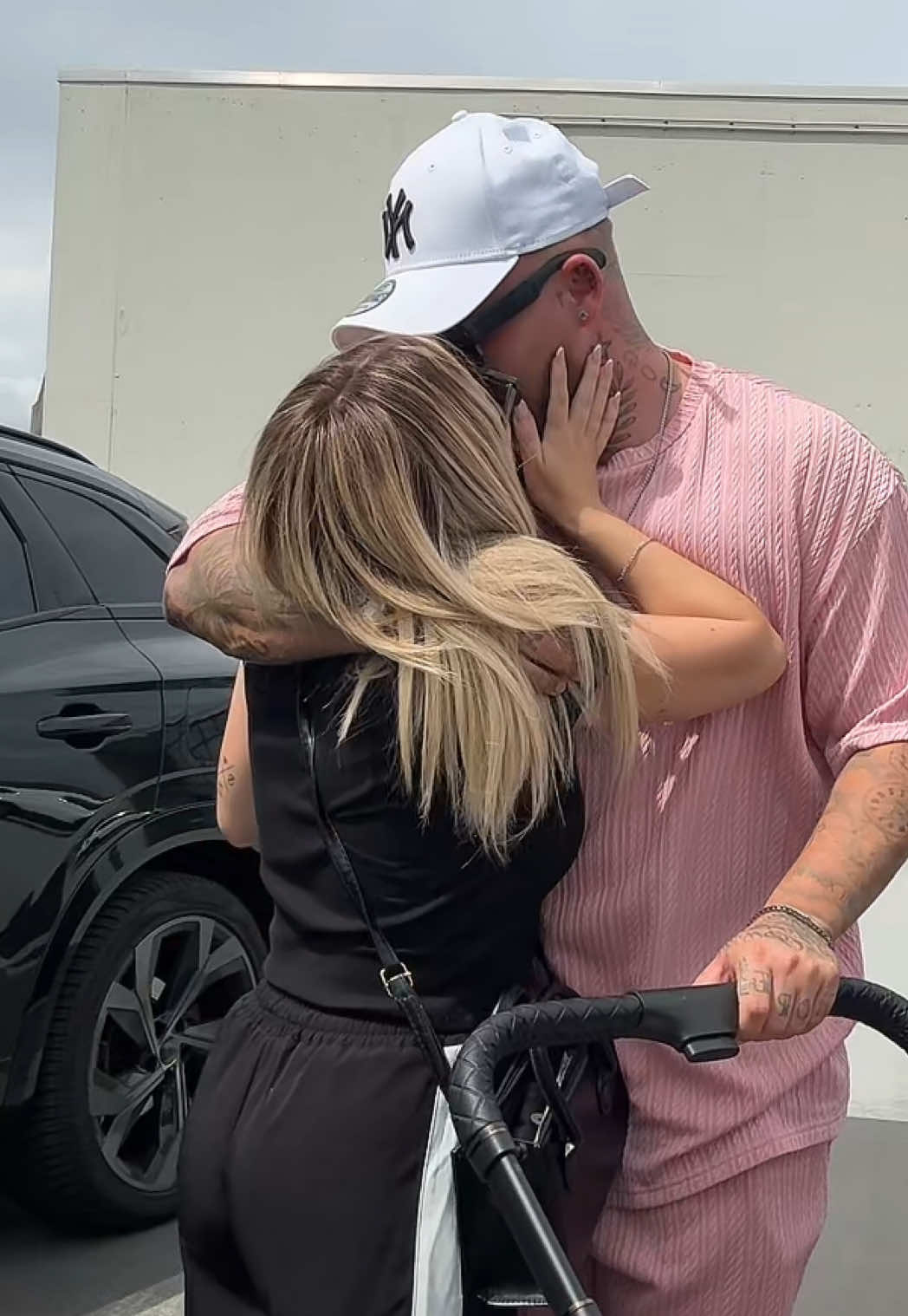 A post by @liiikeez on TikTok caption: HOLLAND VLOG MIT NELIO ❤️ #baby #trend #viral 