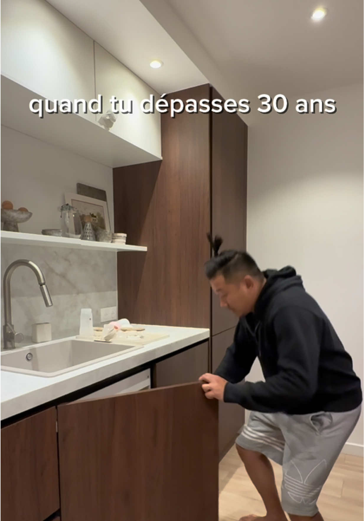 A post by @abregefrere on TikTok caption: ça existe le WD-40 pour les vieux ? #abregefrere #vieux #rouillé  Mon corps est abrégé 😭