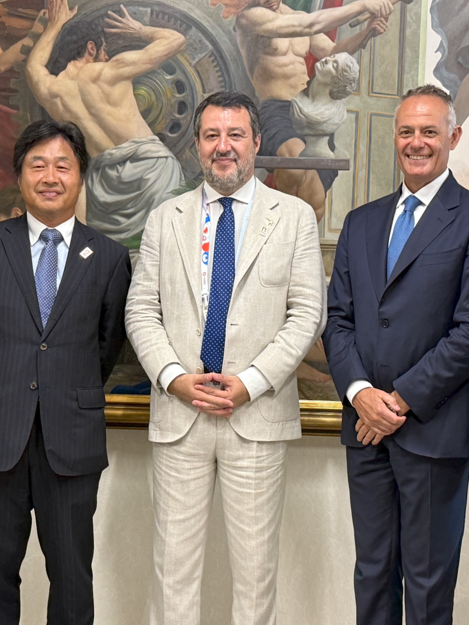 A post by @matteosalviniufficiale on TikTok caption: Sette giorni, due continenti, decine di incontri e un solo obiettivo: portare l’Italia al centro del mondo. Dal Giappone alla Cina, dialogando con istituzioni e aziende, visitando centrali operative ferroviarie, fino all’Expo 2025 ad Osaka che rappresenta una vetrina per mostrare le eccellenze italiane a milioni di visitatori da tutto il mondo. Il tutto senza dimenticare infrastrutture come il ponte giapponese Akashi, capolavoro dell’ingegneria “gemello” di quello che vogliamo realizzare sullo Stretto di Messina, e il porto cinese di Shanghai Yangshan, uno degli scali principali del pianeta. Un viaggio per costruire relazioni, attrarre investimenti, aprire nuove opportunità per le imprese e le infrastrutture italiane. Non ci fermiamo. Avanti, con orgoglio, visione e concretezza.
