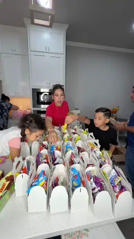 A post by @eliesparzaa on TikTok caption: Así fue como rellenamos los bolos de mi hijo Nathan!! para su cumpleaños #11 🥳😍 