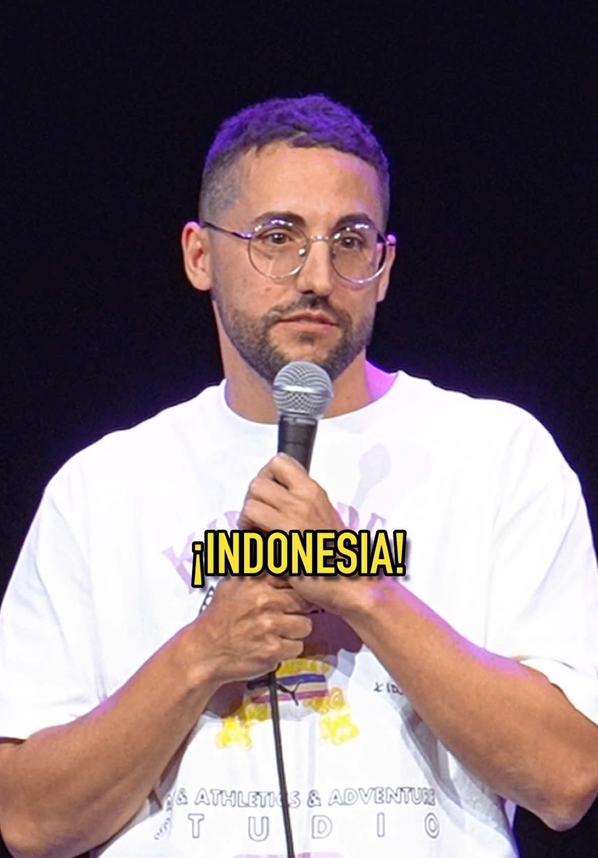 A post by @galdervaras on TikTok caption: ¡Valórate! 🇪🇨💚 #standup #monologo #comedia #standupcomedy #crowdwork 