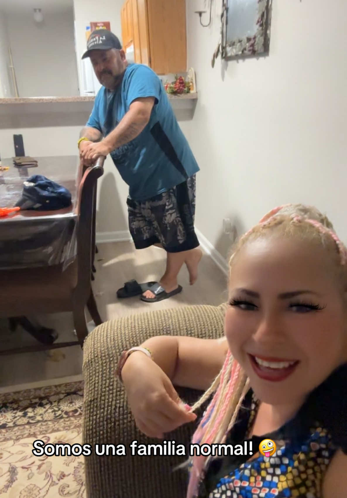 A post by @la_familia_alvarez_2 on TikTok caption: Somos una familia normal! #🤪 #🤣🤣🤣 #fyp #parati #encasa 