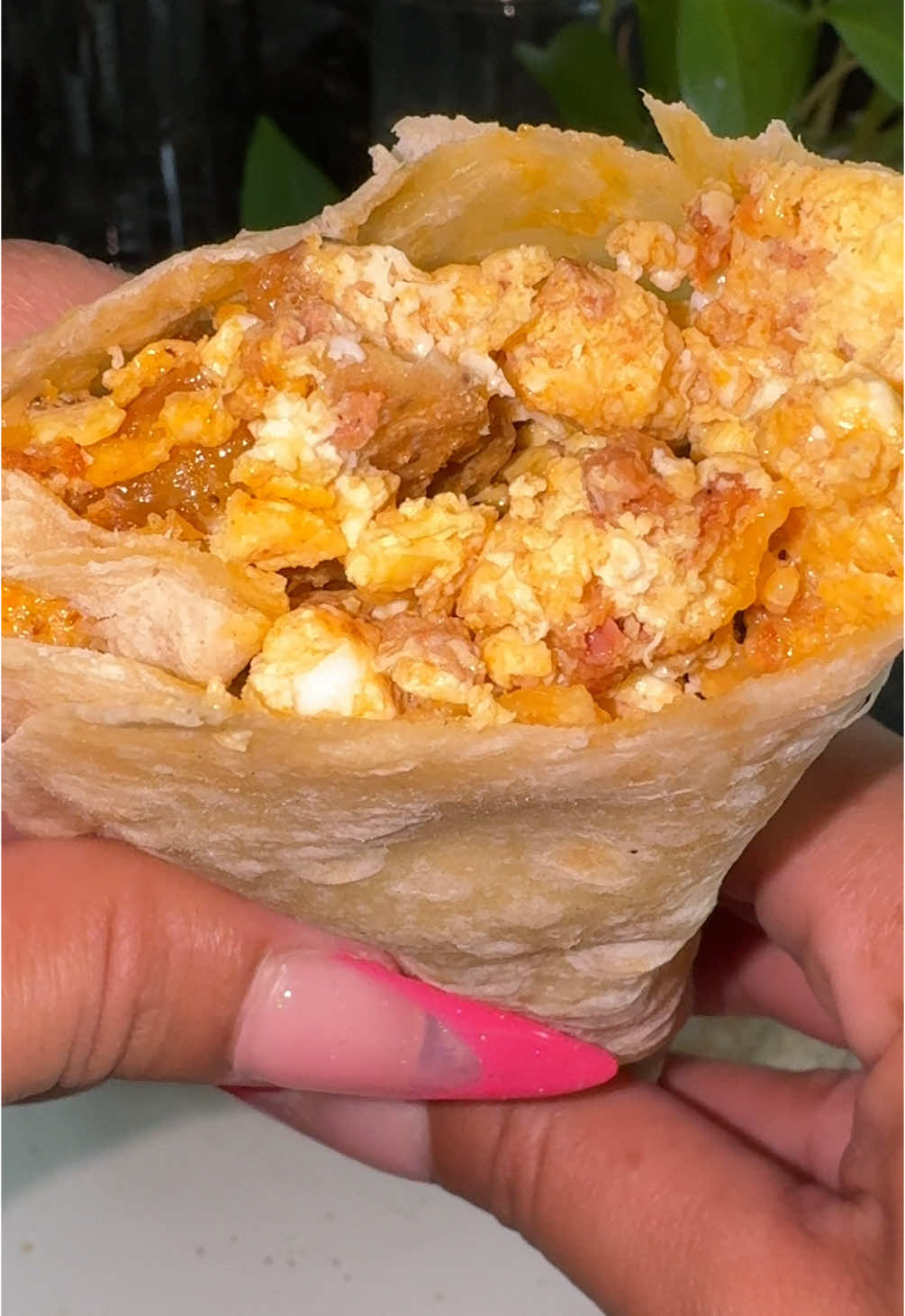 A post by @kushystephy on TikTok caption: Burrito de chorizo con papas  350 calories 25g protein  #breakfast #mealprep #chorizo #burrito 