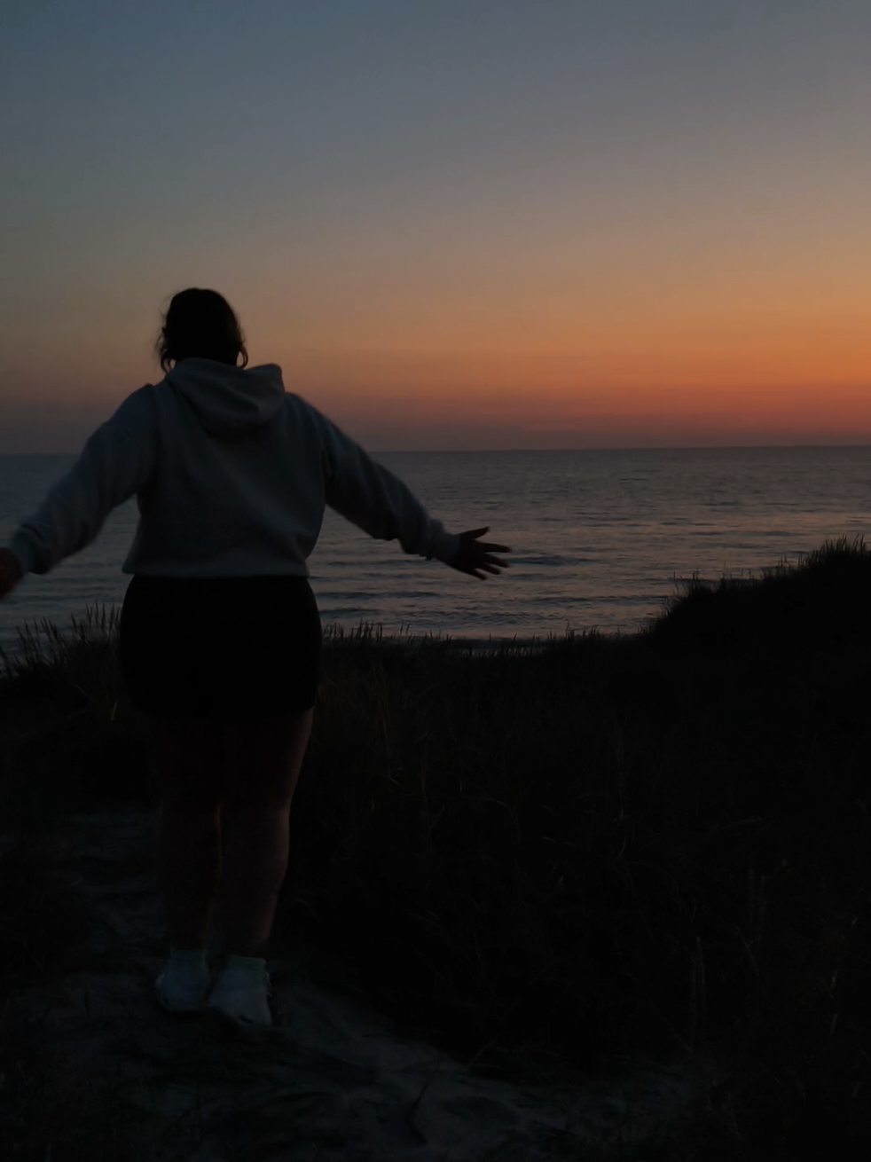 A post by @charly2106 on TikTok caption: Sometimes happiness is just sun, sea, and a free mind.🌊☀️💛 #ichkannnichtweilichglücklichbin  #strandvibes #sommergefühle #lebengenießen #goodvibesonly #meerliebe #viral 